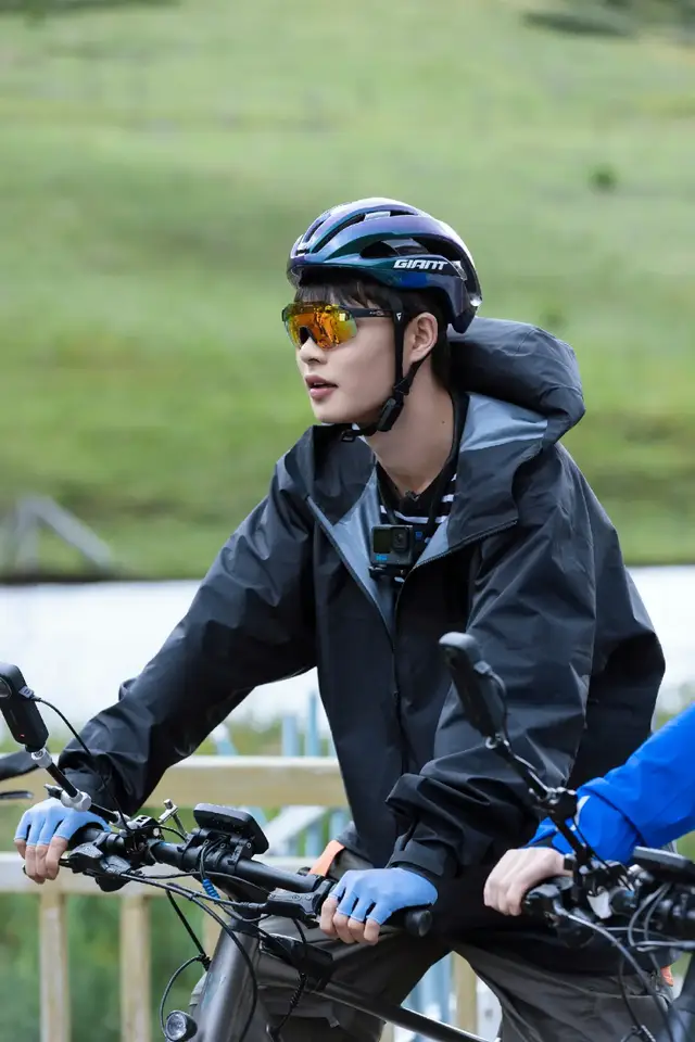 Di sela-sela pekerjaannya yang serba cepat, ia menjelajahi pegunungan dan lautan untuk mencari jati dirinya. ⛰️🌊 #kechun柯  #weiboupdate  #aktorganteng  #aktorchina🇨🇳  #zhaokechun赵柯淳 