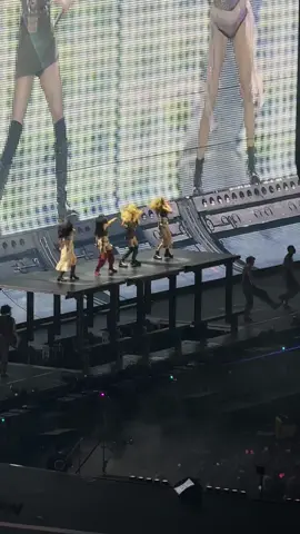 Live from Wembley Stadium @blackpinkofficial #deadlinetour @ROSÉ @JENNIE @JISOO @LISA  #foreveryoung #blackpinkdeadlinetour 