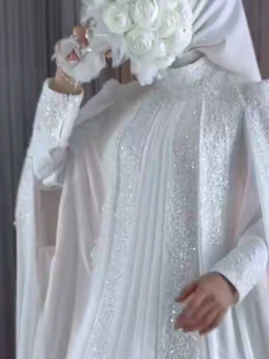 ✨👑 Robe de mariée féerique ✨👑 Chaque détail de cette robe, importée de Turquie, est pensé pour transformer la mariée en une véritable princesse. Des broderies délicates, des tissus luxueux et une coupe élégante qui subliment la silhouette 🌸. 📏 Tailles disponibles : 40 / 42 / 44 🚚 Livraison internationale 💍 Le jour J, laissez cette robe révéler toute votre beauté et faire de vous la reine de votre conte de fées ✨. --- #robedemariee #robedesoiree #weddingdress #eveningdress #hauteCouture 