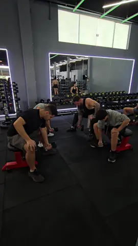 Aqui quando o treino é em família é muito mais emocionante e divertido 🤣 Será que todos aguentam o mesmo ritmo? 👀 #academia #familia #treino #poliamor #viral     