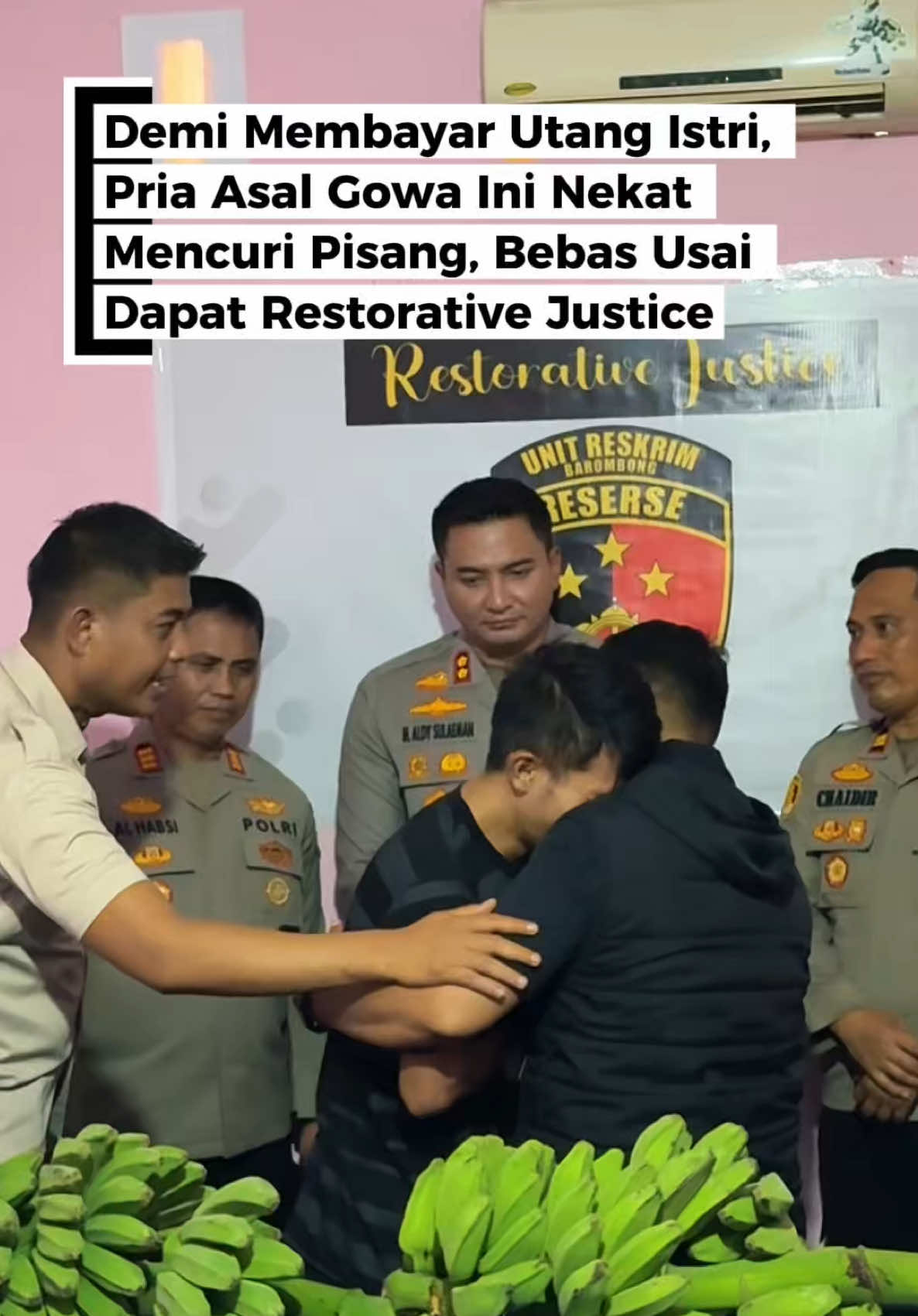 Tangis haru mewarnai ruang Polsek Barombong, Kabupaten Gowa, Sulawesi Selatan, Selasa (19/8/2025). Erlangga Bin Hamka, buruh harian lepas yang ditangkap karena mencuri empat tandan pisang milik Rustam Bin Usman, akhirnya bisa kembali ke rumah setelah mendapat restorative justice atau penyelesaian perkara di luar jalur pengadilan. Kasus ini terjadi pada Minggu, 17 Agustus 2025, sekira pukul 15.30 WITA, di Jalan Poros Tangngalla, Desa Kanjilo, Kecamatan Barombong, Kabupaten Gowa. Erlangga nekat mencuri lantaran terhimpit kebutuhan ekonomi. Dari empat tandan pisang yang diambil, dua tandan sempat dijual seharga Rp150 ribu di wilayah Kelurahan Barombong, Kecamatan Tamalate, Makassar. Uang hasil penjualannya itu digunakan untuk membayar cicilan mingguan utang koperasi milik salah satu BUMN sebesar Rp100 ribu per minggunya. Sementara dua tandan lainnya belum sempat terjual ketika polisi menangkapnya. Di hadapan aparat kepolisian dan korban, Erlangga menangis memohon maaf. Ia berulang kali memohon maaf dengan bercucuran air mata di hadapan pemilik pisang dan berjanji tidak akan mengulangi perbuatannya. Rustam Bin Usman akhirnya mencabut laporan dan dengan lapang dada memaafkan terlapor. Proses restorative justice ini tidak dilakukan sembarangan. Kegiatan tersebut disaksikan dan dihadiri oleh Kepala Desa Kanjilo, Kepala Dusun setempat, kedua orang tua Erlangga, korban Rustam Bin Usman, Kapolsek Barombong, Kanit Reskrim Polsek Barombong, Kasi Propam, Kasat Binmas, Kasat Intel, serta perwakilan Pemerintah Kecamatan Barombong. Kehadiran para tokoh masyarakat dan aparat ini sekaligus menjadi bentuk pengawasan sosial agar Erlangga benar-benar tidak mengulangi perbuatannya di kemudian hari. Kapolres Gowa, AKBP Muhammad Aldy Sulaiman, menyampaikan bahwa restorative justice adalah solusi penyelesaian perkara dengan mengedepankan kemanusiaan, tanpa menghilangkan nilai edukasi hukum. “Alhamdulillah hari ini Polres Gowa bersama Polsek Barombong melaksanakan restorative justice terhadap terduga pelaku pencurian empat tandan pisang,”Ujar Muhammad Aldy Sulaiman. Selasa (19/08/2025). #viral #pencuripisang #bebas #restoratifjustice 