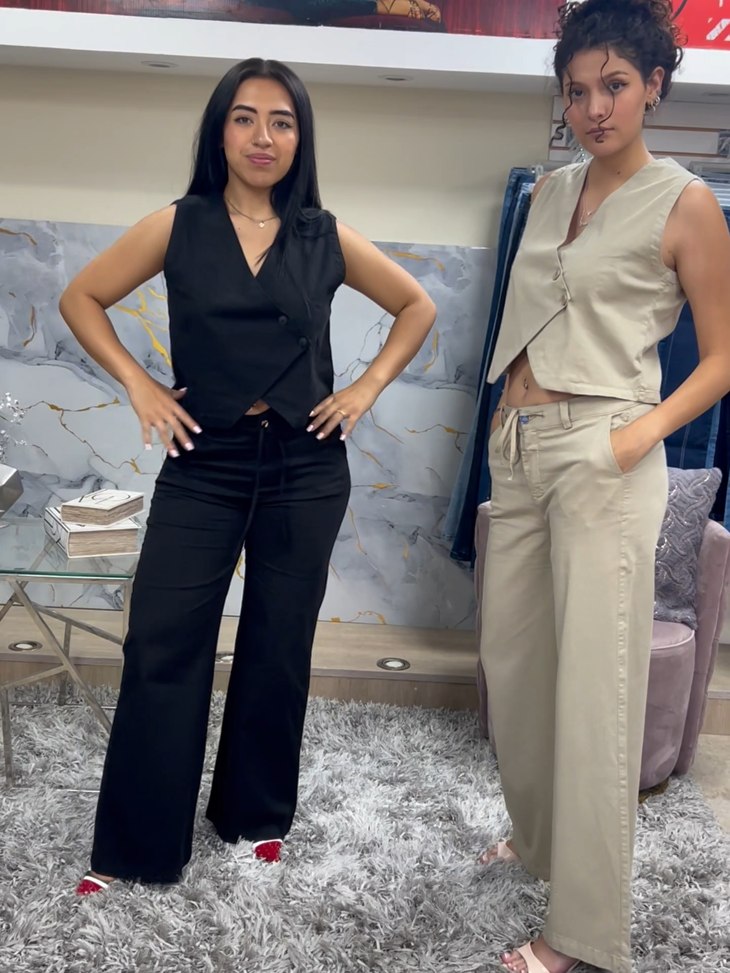 ¿Cansada de no saber qué ponerte? ✨ Dile adiós al ”no tengo qué ponerme” con nuestro nuevo conjunto de pantalón y chaleco. Es la combinación perfecta para pasar de la oficina a un evento, con estilo y comodidad. ¡Tu guardarropa te lo agradecerá! ModaDama #ConjuntoElegante #EstiloModerno #Tendencias