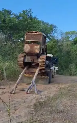 How not to unload equipment off a trailer 🤣  #equipmentoperator #equipmentfails #viral #unbeilivablefails