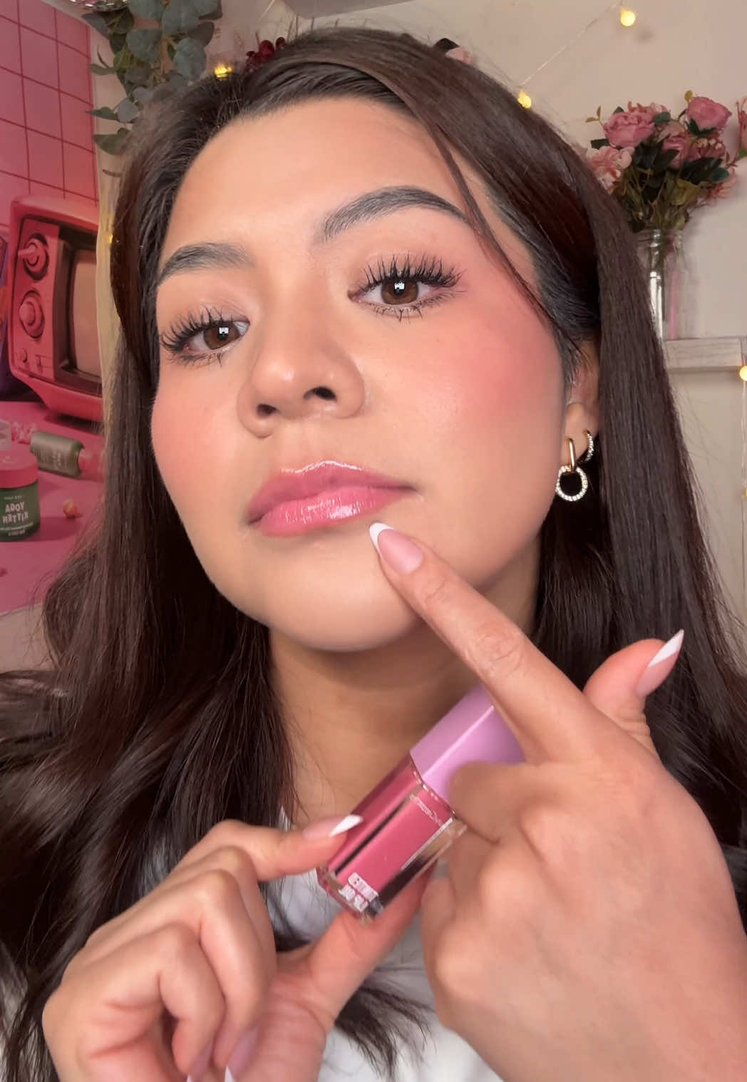 ESTOS SON LOS NUEVOS LIP OILS DE BEAUTY CREATIONS 🫶💖✨ y esto es fue lo que noté:  LOS COLORES ESTÁN DIVINOS🥰🥰 son sumamente elegantes, sutiles y no dejan ningún tinte al quitarlo    La fórmula es deliciosa, muy suave, se desliza muy bonito y deja los labios muy brillantes e hidratados ✨ no es pegajosa pero tampoco es demasiado líquida  El empaque, el aplicador TODO se ve hermoso, es de esos que si una amiga lo tuviera en la cosmetiquera sería lo primero que le preguntaría donde lo consiguió jejeje 👀 #lipoil #tintedlipbalm #hydration #beautycreations #lipgloss @BEAUTY CREATIONS MX 