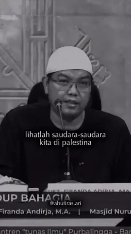 ﷽ KUNCI HIDUP BAHAGIA 🥀💔Sungguh kufur nikmatnya kebanyakan kita itu keterlaluan.. diantara pokok masalah yang membuat kita susah bersyukur, selalu merasa kurang, bahkan mudah hasad yakni selalu melihat nikmat-nikmat orang lain yang lebih diatas kita dalam hal dunia. Padahal telah jelas petunjuk dari Nabi Shallallahu ‘alaihi wa sallam, انظروا إلى من هو أسفل منكم ولا تنظروا إلى من هو فوقكم ، فهو أجدر أن لا تزدروا نعمة الله عليكم “Pandanglah orang yang berada di bawahmu (dalam masalah harta dan dunia) dan janganlah engkau pandang orang yang berada di atasmu (dalam masalah ini). Dengan demikian, hal itu akan membuatmu tidak meremehkan nikmat Allah padamu.” (HR. Bukhari dan Muslim) 🔉Ustadz Dr. Firanda Andirja, MA Hafizhahullah .  #BISMILLAH #ALHAMDULILLAH #BAHAGIA #ISLAM #SUNNAH
