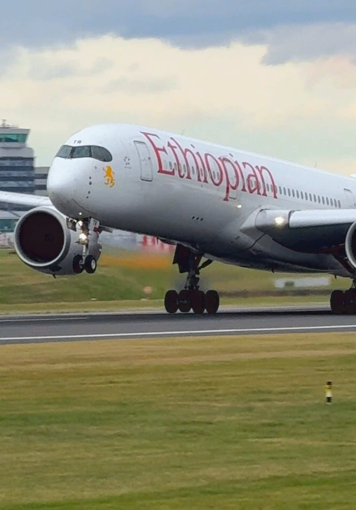Ethiopian Airlines 🇪🇹 Airbus A350-900 departs under the power of its two Rolls Royce Trent XWB engines #airbusa350 #planespotting #aviationlovers #planes #holiday 