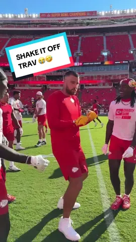 SHAKE IT OFF, TRAV 🕺🤣 #dance #kansascitychiefs #traviskelce #arrowhead  