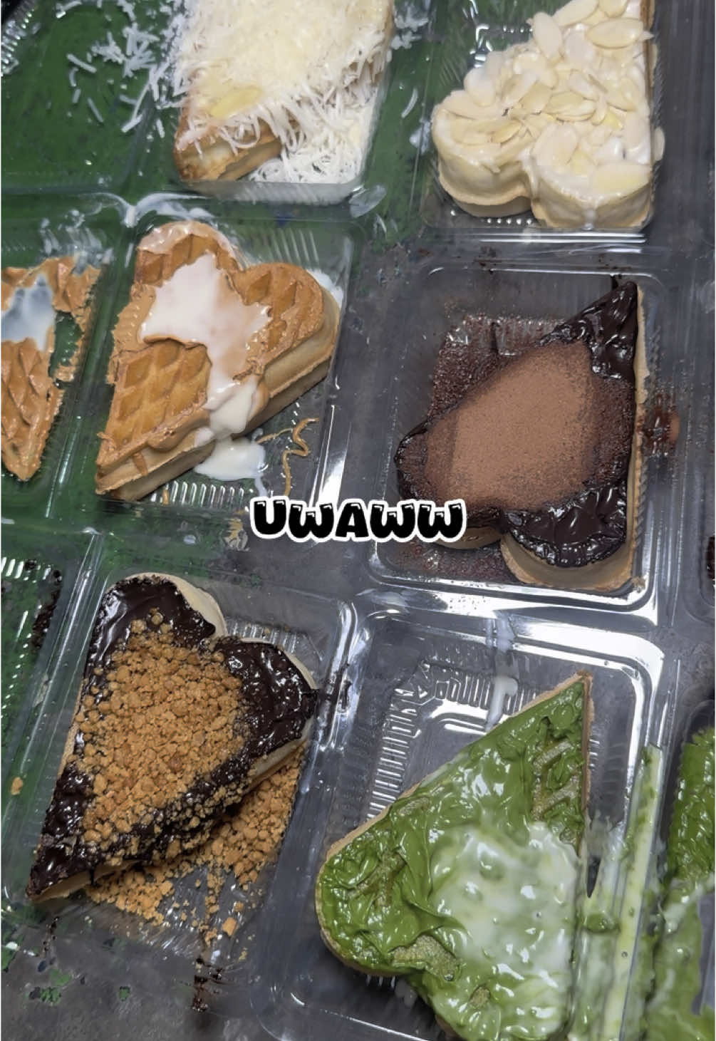 Ada Festival Pawai Seni Budaya di Lapangan Murjani tanggal 22-29 Agustus 2025. Sambil jajan Aneka Waffle 10 ribuu an yg enak topping melimpah di Daeng Waffle cemilan yg pas banget buat nemenin nonton pertunjukan pawaii seni budaya. Uwawww  . . IG : @daengwaffle010315 Alamat: Lapangan Murjani  Tanggal 22 - 29 Agustus 2025  Buka sore-habis  No/wa (pesan online) : 082152115199 (Buy 5 free 1) Waffle dengan Puluhan varian topping. . . #banjarbarufoodies #daengwaffle #banjarbaru 