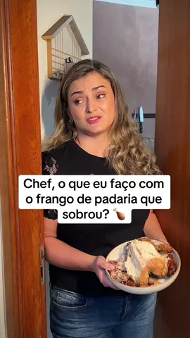 Fricassê de Frango! 🍗😋 Uma receita pra reaproveitar a sobra do frango de padaria ou desenrolar uma refeição rápida e deliciosa! 😉 Ingredientes: 📍500g de sobra de frango assado picado(ou frango cozido desfiado)  📍200g de creme de leite (qualquer um)  📍200g de requeijão cremoso  📍200ml de leite integral 📍200g de milho cozido (de lata ou natural)  📍Temperos secos à gosto - usei ervas finas, pimenta do reino e sal 📍100g de tomate seco * 📍Cheiro-verde à gosto 📍200g de mussarela fatiada **Pra complementar dá pra colocar palmito, ervilha, mais milho, tomate seco, azeitona e até passas.  Bate muito bem (2 minutos - só dá pra ser no liquidificador) e mistura com o frango em uma panela pra mistura cozinhar por pelo menos 5 minutos.  O amido do milho vai engrossar e deixar tudo bem cremoso.  Experimente no final pra ajustar o sal, lembrando que o frango já estava temperado então cuidado.  Eu gosto de finalizar na panela mesmo com a mussarela. É só baixar o fogo e tampar a panela até derreter tudo, mas também dá pra finalizar gratinando em uma travessa no forno. (De 5 a 10 minutos a 200°).  E é claro que tem que ter batata palha por cima. Pode colocar à vontade, na hora de servir ou separado, mas ela faz toda a diferença na textura.  #frango #fricassedefrango #chefbrunalopes #receitas #receita 