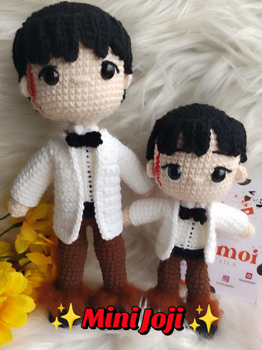 Joji, mientras seguimos esperando tu regreso, hemos creado una versión pequeña de ti, de 15 cm aprox ✨ Un detalle demasiado adorable, hecho con amor 💖✨ .  .  Recuerda que nuestros detalles tejidos: ✅Cuentan con buen acabado, material hipoalergénico. ✅ 100% hecho a mano ✅ Incluyen caja, polaroids o stickers personalizado de regalo (Pedidos a partir de 50 soles)  🔰Agenda con anticipación (el tiempo de elaboración es de 7-15 días luego de agendar tu detalle)  📲 Haz clic en el enlace para más información y compra:  https://wa.me/51902164183  o escríbenos al 902 164 183 IG: momoi.detalles #amigurumi #joji #jojitok #jojiedits #glimpseofus 