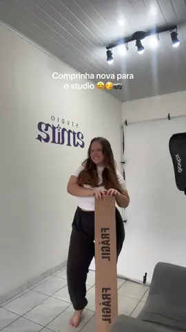 Comprei essa placa PETG aqui para o studio, e estou ansiosissima para usar nos meus próximos ensaios!  Eu decidi não retirar a película para conseguir aproveitar por mais tempo, quem já tem essa placa, qual dica daria?  #fotografertiktok #fotografia #studio #studiodefotos 