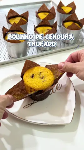 Receita  1 cenoura  1 ovo 1 xícara de açúcar  1 xícara de farinha de trigo  50 ml de óleo de canola  50 ml de leite com 1/2 colher de sopa de vinagre ou limão  1 pitada de sal  1/2 colher de sopa de fermento em pó  Modo de preparo no vídeo  Tem modo de fazer as forminhas em vídeos anteriores 🥰 #Recipe #receita #cupcake #confeitaria #rendaextra 