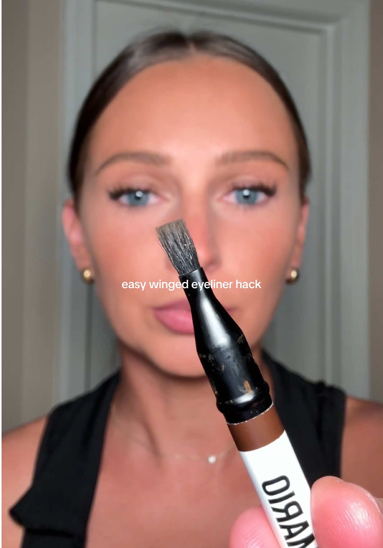 @makeupbymario easy eyeliner hack thanks to this incredible brush!! Why is no one talking about this!? #makeup #makeuptips #makeuphacks #Eyeliner #makeupbymario 
