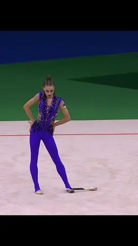 Taisiia Onofriichuk 🇺🇦 incredible clubs routine “Everybody dance now” 🤩 She scored an 29,30  . #WchRio2025 #gimnasiaritmica #ginnasticaritmica #rhythmicgymnastics #parati 