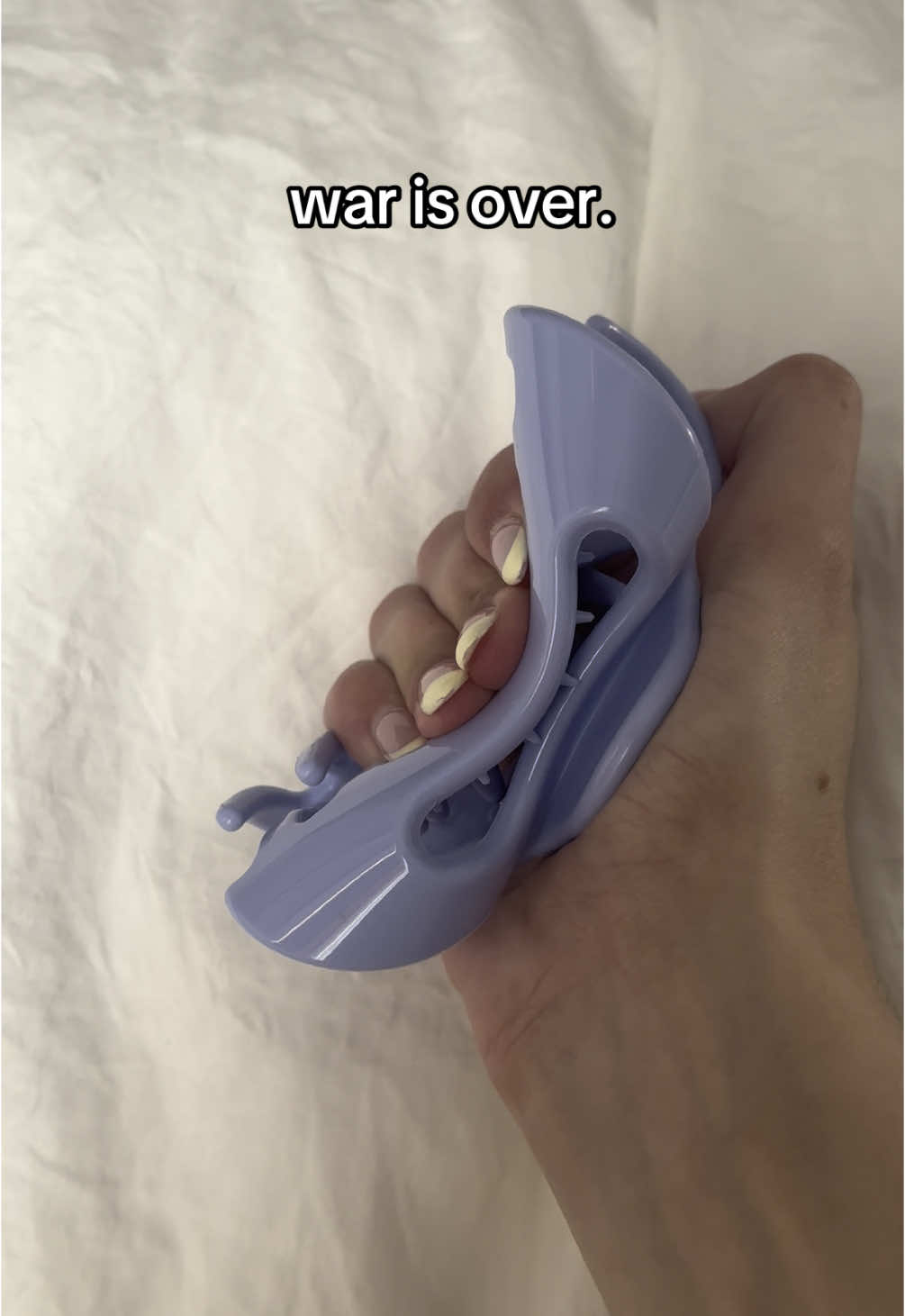 Only a woman could invent this ✨ Thank you for supporting the original! #womeninstem #sharktank #femalefounder #clawclip #cozyclip #flexibleclawclip #hairclips #clawcliphack 