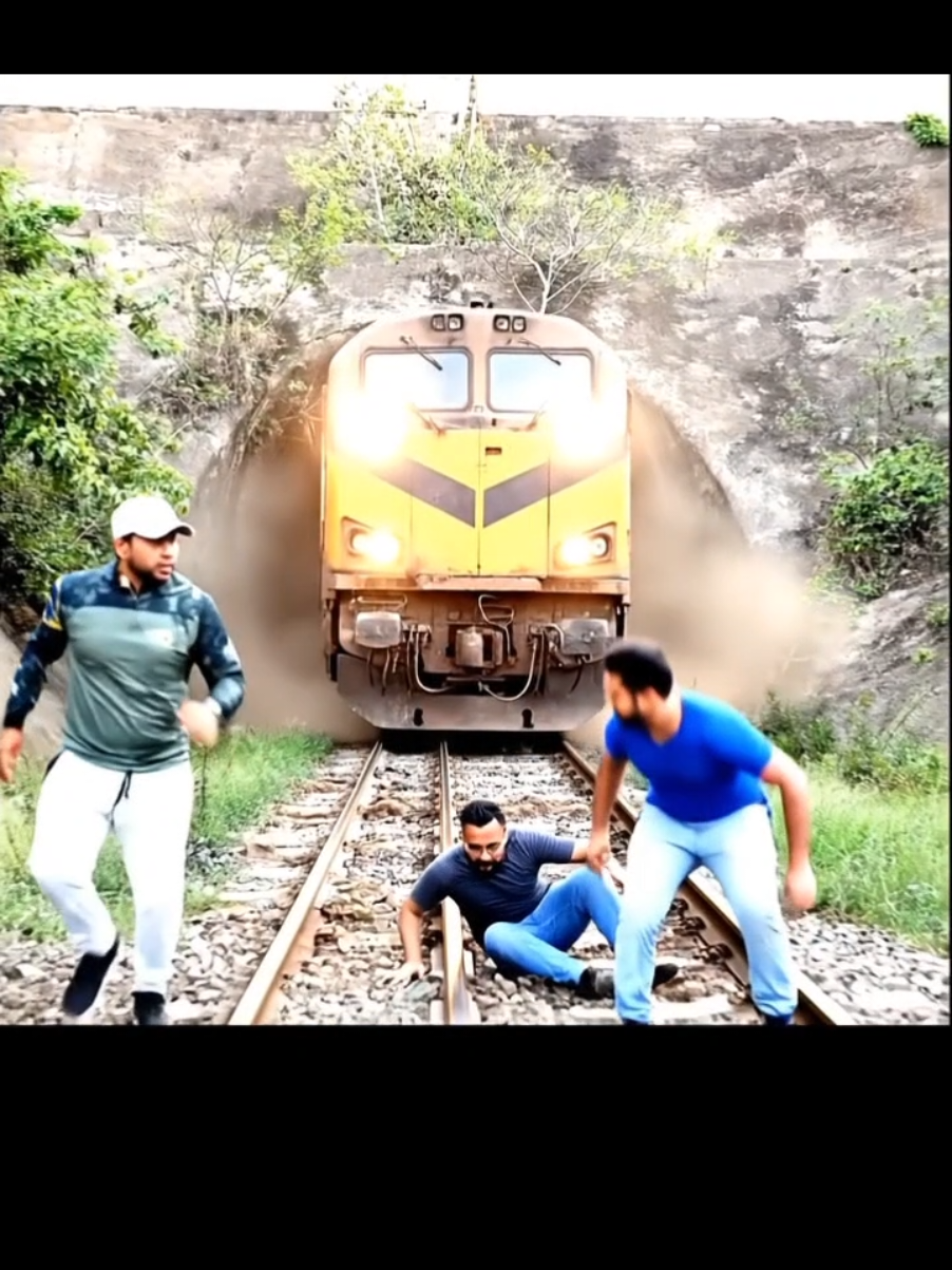 CORRE!!! 🚆  @thiago vedolim urbex @Edy drone 