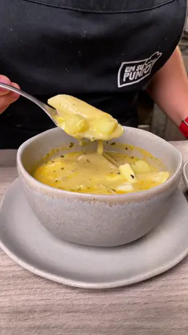 Yo no se ustedes pero para mí la combinación de alguno perfecto es la sopita de queso y ensalada de atún ☺️#sopadequeso #ensaladadeatun 