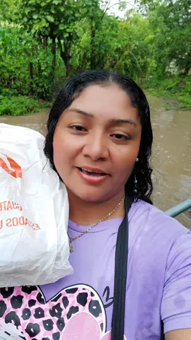Comprando la pizza estaba cuando se vino semejante tormentón mi jente y así que aquí estoy miren que no puedo pasar porque está crecido este río 🥺🥺@alison.campos825🇸🇻 