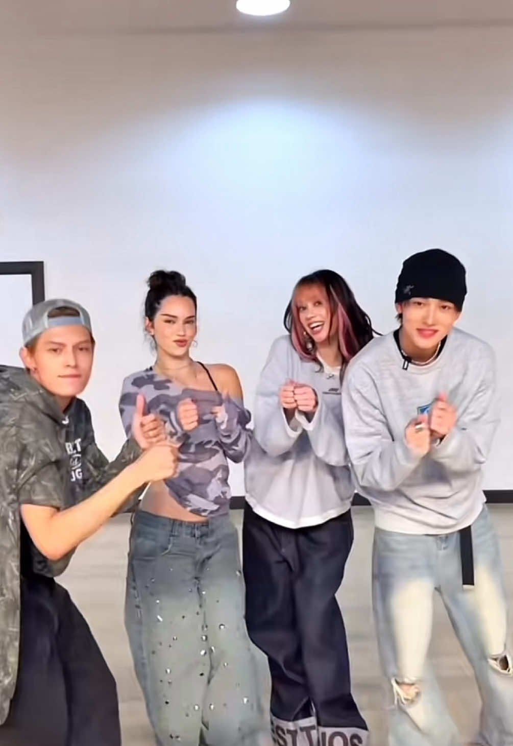Dani y Megan junto a James y Keonho de Cortis🌟 #fyp #katseye #sophialaforteza #meretmanon #yoonchae #lararaj #danielaavanzini #meganskiendiel  #cortis 