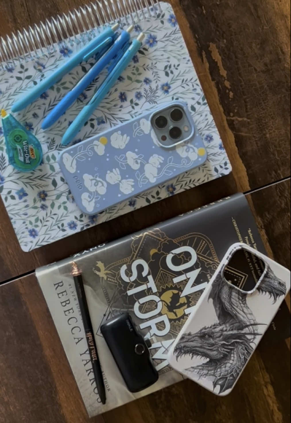 Books, pens, planner—and this cute little case that ties it all together. Back to school never looked so good 📘🤳🏻 @Pela Case #pelacase #pelacasepartner #backtoschoolshopping #reading 