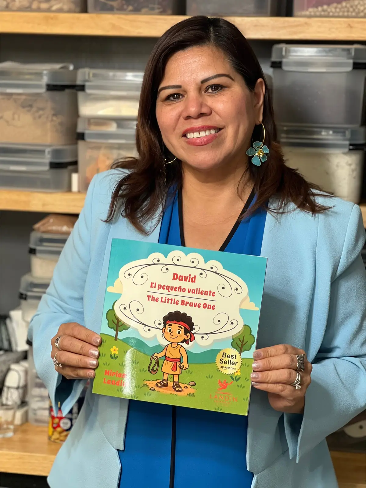 😭✨ Hoy lloré de gratitud… Tener en mis manos “David, el pequeño valiente / The Little Brave One” es más que un logro, es un testimonio de que Dios es fiel y bueno. Cada página de este libro es un recordatorio de que cuando confiamos en Él, los sueños se cumplen y las promesas se hacen realidad. 🙌💖 Gracias, Señor, por usarme como instrumento para sembrar fe en las nuevas generaciones. Gracias a todos los que me han apoyado en este camino, ¡esto también es suyo! 📚 Ya disponible en Amazon. ¡Llévalo a tu hogar y comparte este regalo con tus hijos! #DiosEsBueno #LágrimasDeGratitud #NuevoLibro #DavidElPequeñoValiente #EditorialLandin