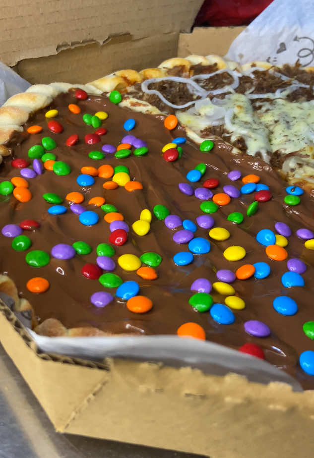 Que combinação perfeita 😍🍫🍕 Metade doce, metade salgada… do jeitinho que a gente ama! 👉 Qual lado você escolheria primeiro? _____________________________________ 🛵 Delivery até as 22:00 🔻Confira em nossa Bio o link para Pedidos! 📲 WhatsApp (88)9 9718-8170 📍Ficamos Localizado no Sítio olaria, Zona Rural de Viçosa do Ceará, 4km do centro! . . . . . . #pizza #pizzadoce #foryoupage #foryou #pizzalover 