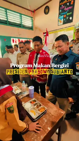 📸 Suasana pelaksanaan Program Makan Bergizi untuk anak-anak sekolah, wujud nyata perhatian pemerintah dalam mendukung tumbuh kembang generasi bangsa yang sehat, cerdas, dan berdaya saing. 🌱🍲🇮🇩