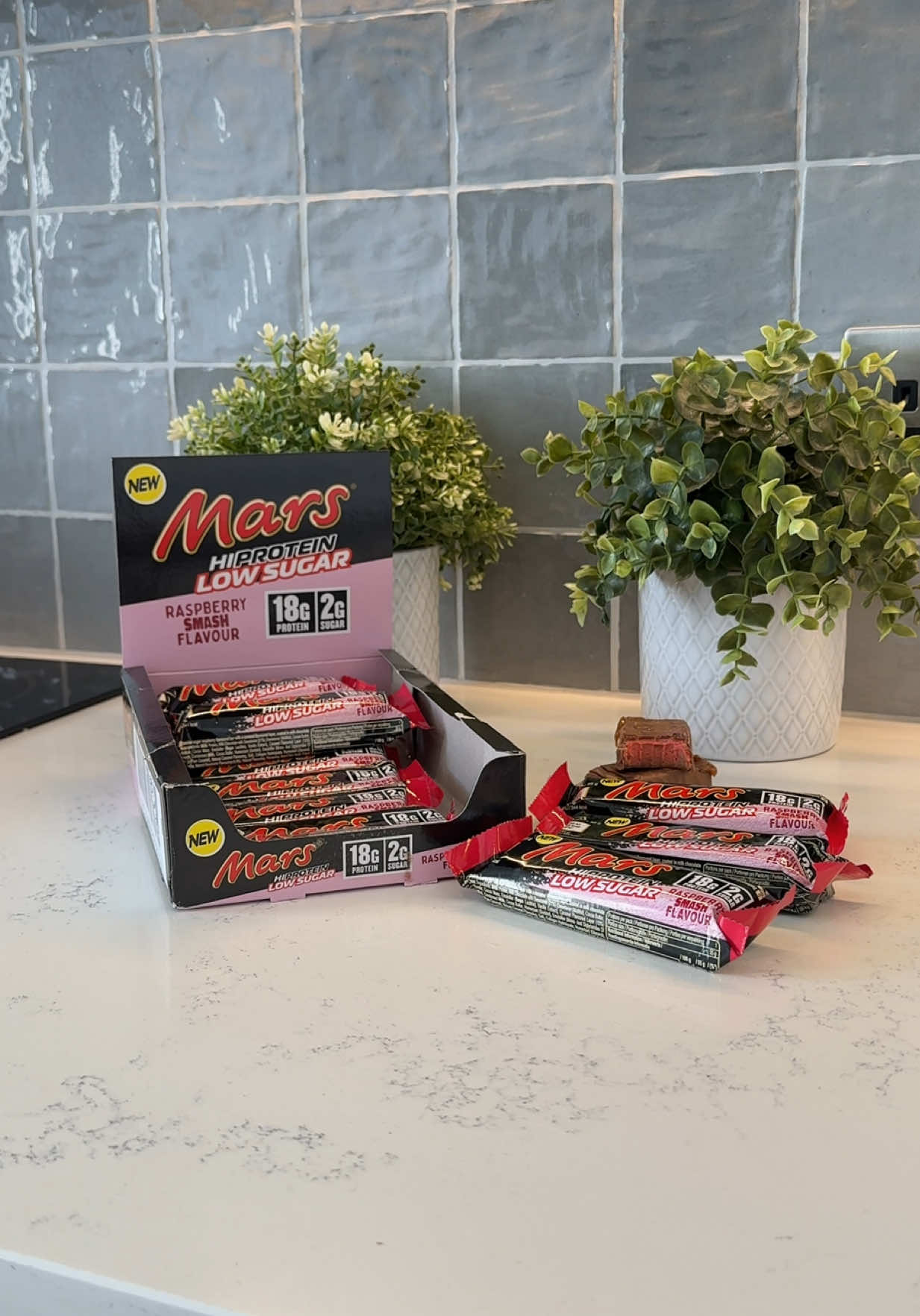 Mars Raspberry Smash Protein Bars! 🤩 #proteinbar #proteinchocolate #GymTok #proteinsnack 
