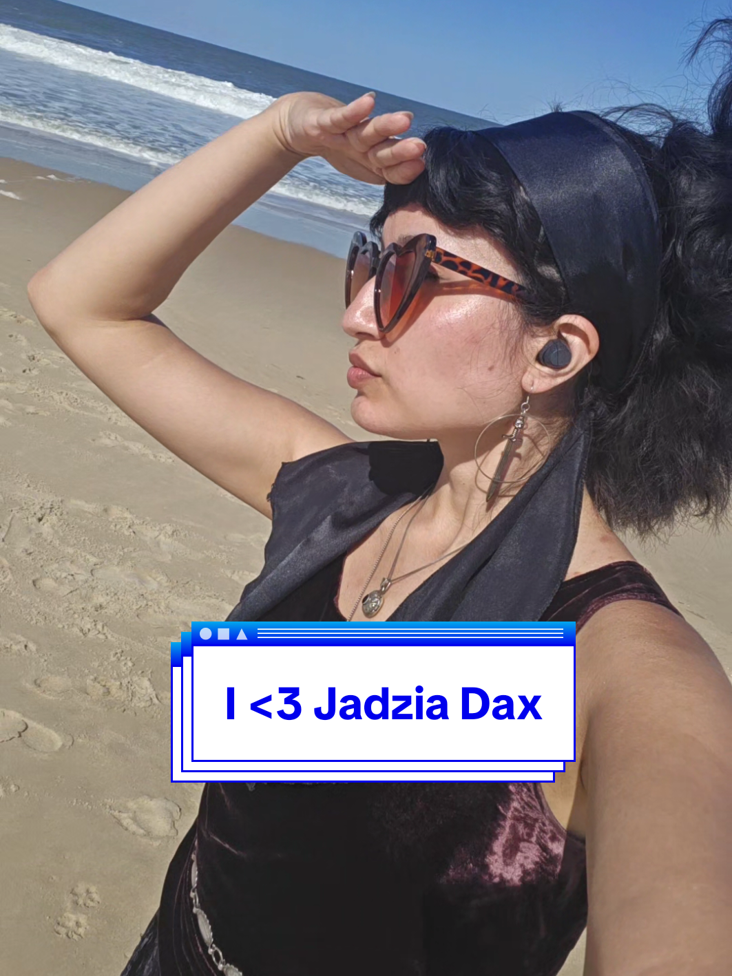 'A Stitch in Time' is the perfect audiobook for sitting on the beach btw. I felt like I was listening to voicemails from *my* close friend Garak. - #startrek #jadziadax #startrekdeepspacenine #beachvibes #fyp 
