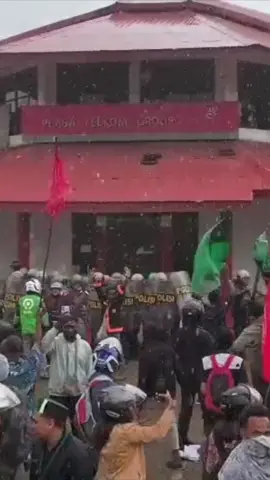 Artikel BBC Massa melempari Plaza Telkom di Merauke, Papua Selatan, Kamis lalu (21/8). Mereka kecewa karena layanan internet di Merauke sering mengalami gangguan, sejak 2016. #novir007 