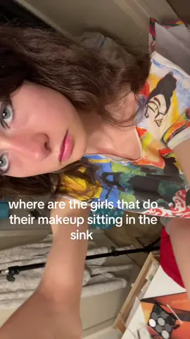 big mirror girls vs sitting in sink girls #makeup #Eyeliner #altfashion #model #fashionstyle 