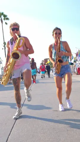 Happy Friday, everyone! We hope your weekend is filled with as much joy and whimsy as this tune ☀ Sound off in the comments below and let us know what you have planned for the weekend! 👇 2SAXY - Venice Beach (out on YouTube and Spotify!) 🎷 - Grace Kelly & Leo P 🥁 - Aaron McLendon . . . #weare2saxy #2saxy #saxophone #sax #venicebeach