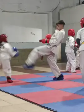 caida de super héroe 🤣 . . . #taekwondo #humor #hermanos #patadas #paratiiiiiiiiiiiiiiiiiiiiiiiiiiiiiii 