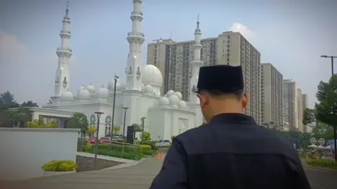 أنا أهتم بك دائمًا على الرغم من أنني أبدو وكأنني أتجاهلك 