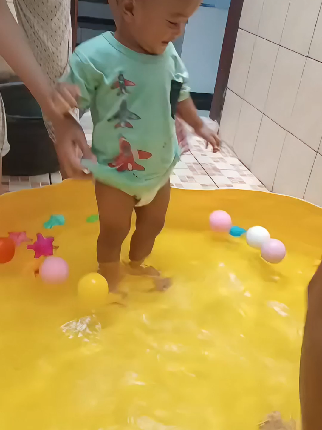 Dulu setiap kali si kecil berenang, mama pusing sama popok biasa 😭 Sekarang pakai popok renang khusus → bebas bocor, bebas worry! 🏖️ Berenang jadi makin seru & aman