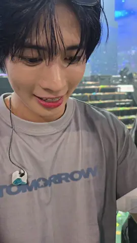 super super cute 🥰 he said HBD and even asked for photocards to sign. 😆#TAEHYUN #TOMORROW_X_TOGETHER #act_tomorrow 