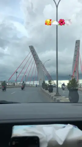 Diterpa angin dia akan runtuh 🥰🌥️🌺🌫️. Selalu jaga sehat teman semua🥰