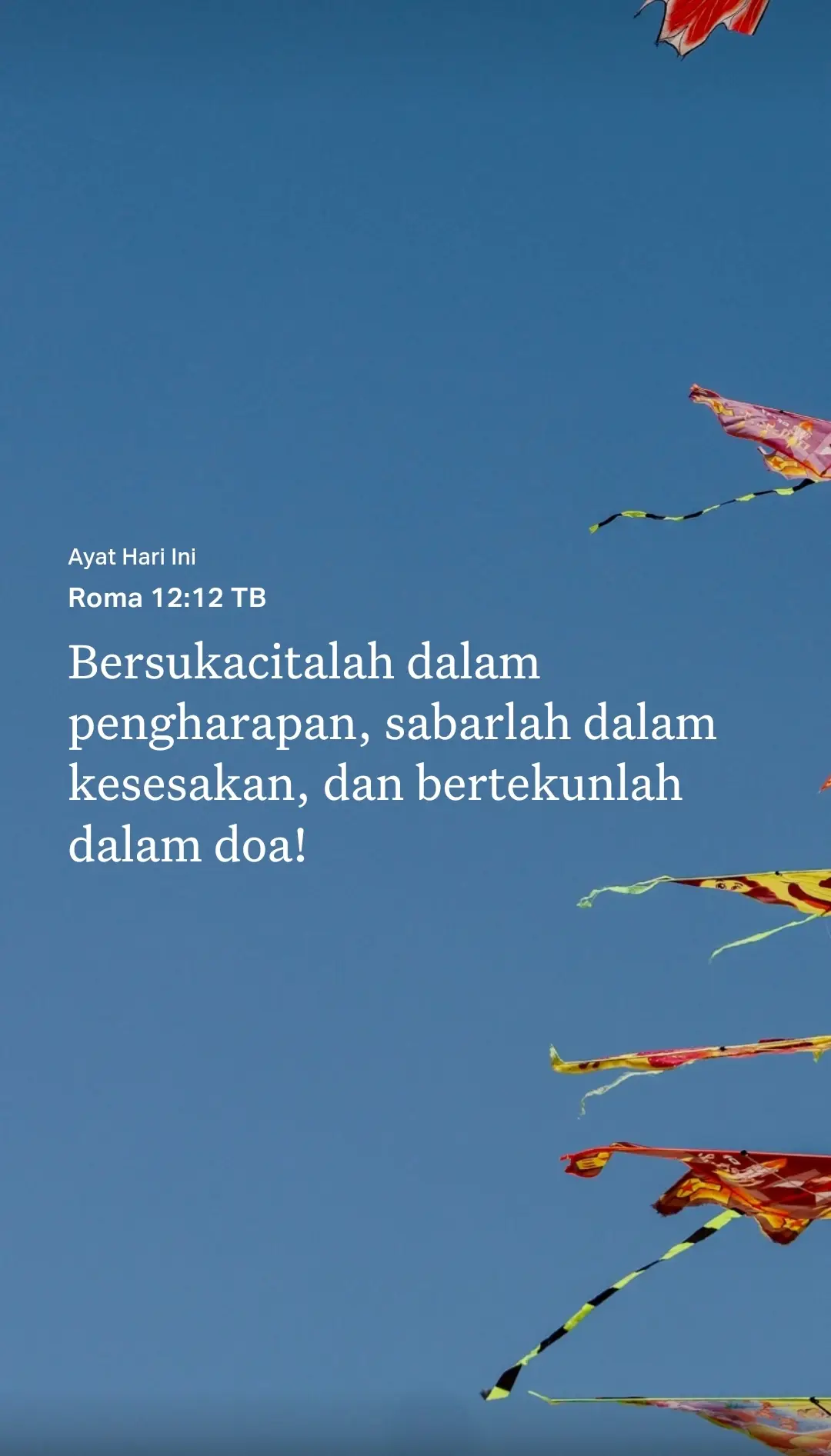 Paulus, penulis surat kepada Gereja di Roma, sering mendorong para jemaat di Roma di tengah-tengah penganiayaan dan kesulitan yang mereka alami. Paruh pertama surat Paulus mengoreksi beberapa pemikiran mereka, sedangkan paruh kedua berfokus pada karakter dan tindakan mereka. Dalam Roma 12, Paulus mendorong orang-orang percaya untuk menjadikan kasih sebagai motivasi utama mereka dalam melakukan segala hal. Saat kasih menjadi dasar dari diri mereka, maka Tuhan dapat memperbarui dan mengubah setiap bidang kehidupan. Ketika mereka mengizinkan Tuhan untuk mengubah karakter mereka, saat itulah mereka dapat bersukacita dalam pengharapan, sabar dalam kesesakan, dan bertekun dalam doa.  Umat Kristiani memiliki pengharapan yang unik di dalam Yesus–kita tahu bahwa Yesus menang atas dosa dan suatu hari akan kembali untuk memperbarui segalanya. Ini berarti kita dapat memiliki pengharapan di tengah penderitaan atau masa-masa sulit. Paulus tahu bahwa penderitaan menghasilkan karakter yang teguh dalam diri kita. Ketika kita memilih untuk bertahan dalam penderitaan, Yesus membentuk kekuatan dan keyakinan di dalam diri kita yang tidak dapat kita peroleh dengan cara lain. Tetapi ketekunan melalui penderitaan juga membutuhkan komunikasi terus-menerus dengan Dia yang mengubah kita melalui kasih-Nya. Doa adalah bagian penting dalam hal ini. Itu adalah cara utama kita berkomunikasi dengan Tuhan, dan juga bagian dari cara Roh Kudus menguatkan kita untuk mengikuti Yesus. Ketiga hal ini membentuk karakter yang lebih kuat dalam hidup kita. Itu membentuk kita menjadi gambaran Yesus yang bersukacita dalam pengharapan, sabar dalam kesesakan, dan bertekun dalam doa. Jadi hari ini, luangkan waktu untuk memikirkan beberapa cara agar Anda dapat menjadi lebih seperti Yesus dalam bidang-bidang ini.