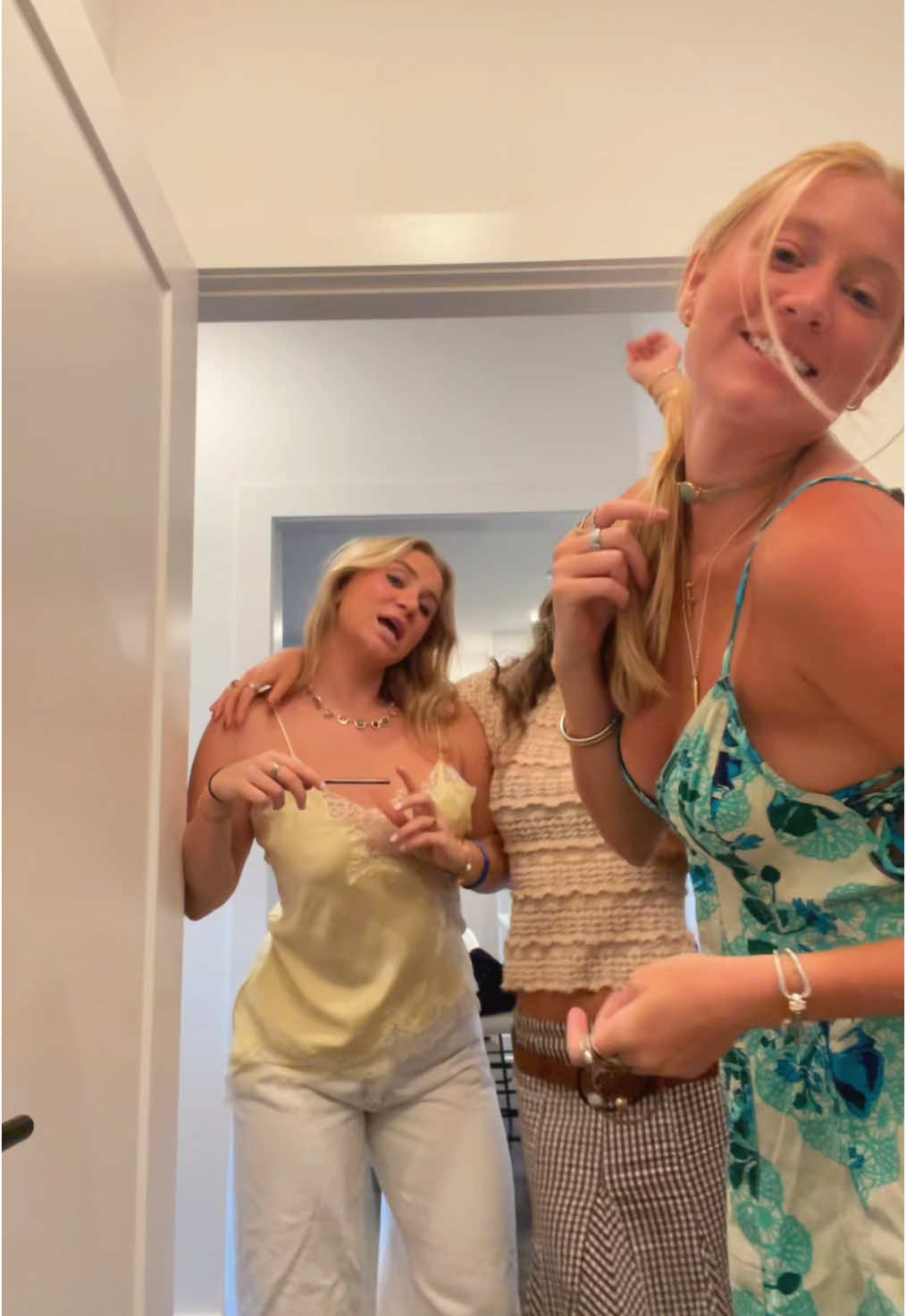 Jason Alden with best friends !!! Reunited 👯‍♀️👯‍♀️ #countryconcertoutfit