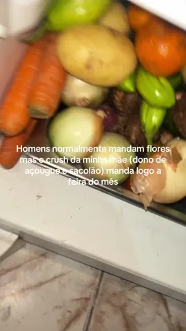 Ele mandando comida suficiente para 10 pessoas sendo q só tem 3 em casa 