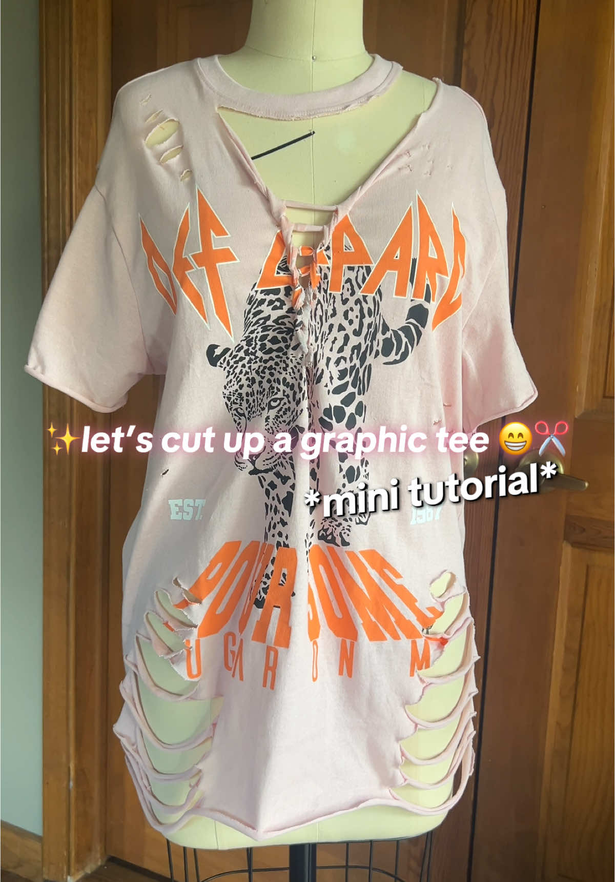 I should’ve BEEN cutting up my graphic t shirts like this 😭 & for my first timeeee?!!! Baby I LOVEEEEE 😫😫😍😍 #tshirt #shirtcutting #graphictee #DIY #style #fashiondesigner #breezybowl #craft #tshirtcutting 