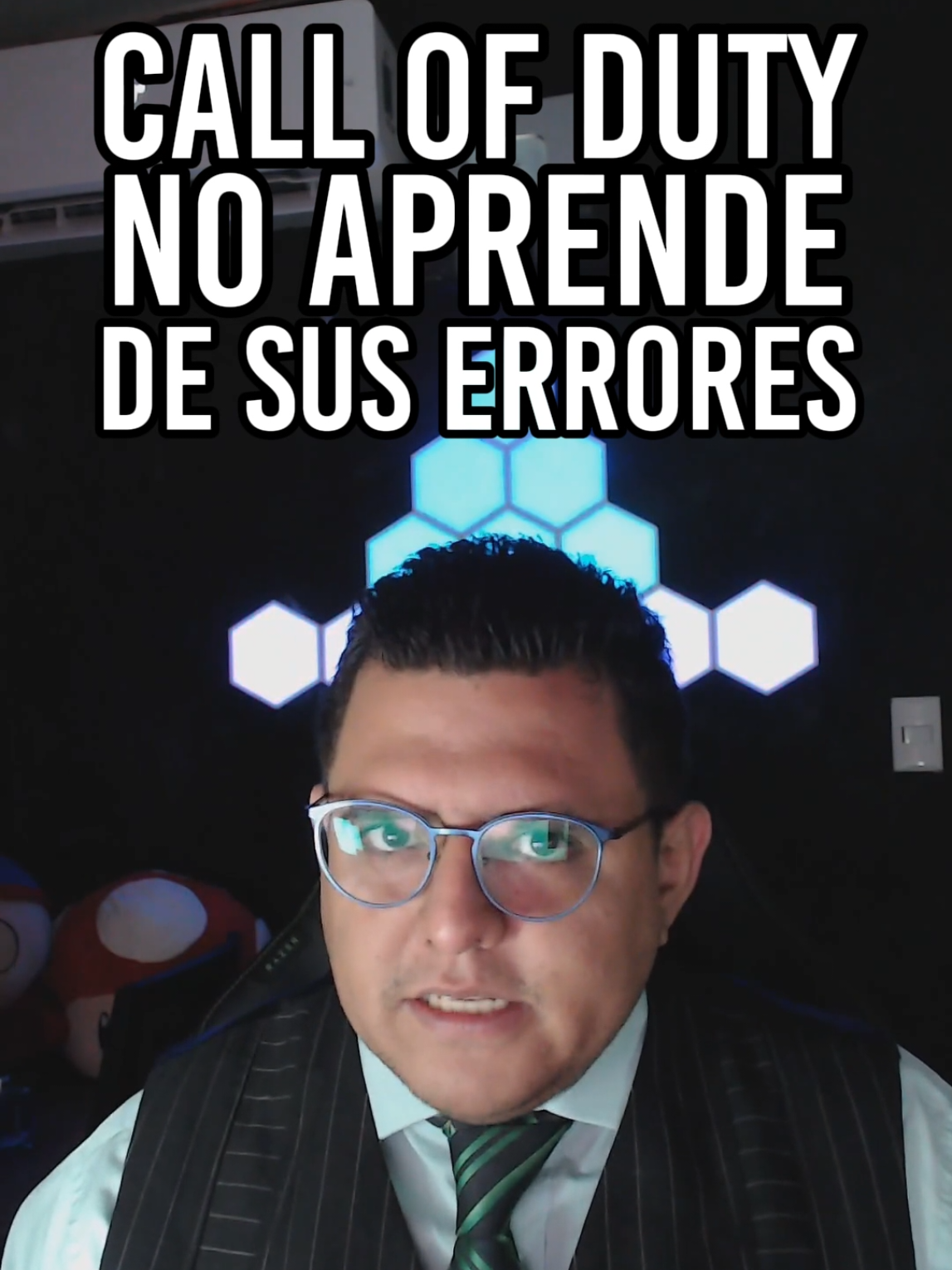 Call of Duty parece que no aprende de sus errores.  😅 Espero que te guste Call of Duty: Black Ops 7, porque si algo sabe hacer Treyarch es inventar nuevas formas de que te quedes atrapado en un loop eterno de grindeo 🎮🔄. Esta entrega llega como secuela de Black Ops 2 y 6 (sí, al mismo tiempo), ignorando media cronología y lanzando campaña, multijugador y zombies como siempre… pero con la novedad de que para desbloquear el “meta” tendrás que sacrificar horas de tu vida más rápido de lo que pierdes en un gulag de Warzone ⏳. De entrada, trae 16 mapas 6v6, dos 20v20, 30 armas (16 nuevas) y un modo PvE, pero lo picante está en los desafíos semanales y el nuevo sistema de prestigio de armas 🔫✨. Ahora cada arma tiene múltiples prestigios, camuflajes exclusivos y hasta accesorios que podrían cambiar su rendimiento, lo que significa que si no farmeas, no compites. Y ojo: esos desbloqueos no siempre son cosméticos 👀. Imagina que el accesorio clave para la mejor build esté escondido detrás de 250 niveles extra de prestigio… pesadilla total almenos para los que trabajamos o aquellos que tenemos una vida 😵. En conclusión: prepárate para vivir en Black Ops 7, porque con tanto grindeo acumulado, probablemente termines desbloqueando tu jubilación antes que el último camuflaje x💀. #callofduty #gamerdenacimiento #noticias #Cod #callofdutymobile 