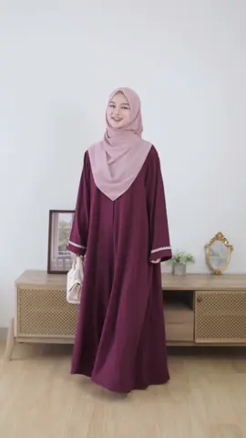 Menolak semua ajakan kecuali: 🗣️ “Ayo ke kajian!” Langsung siap, no mikir dua kali 😆 OOTD paling sat set ya pake Queena Abaya simple dan tetap nyaman🖤 Mumpung warnanya masih pada ready, buaruan amankan sekarang! #ootdsyari #outfitinspo#dressmuslimah #dressmuslimahmodern #dresscantik    
