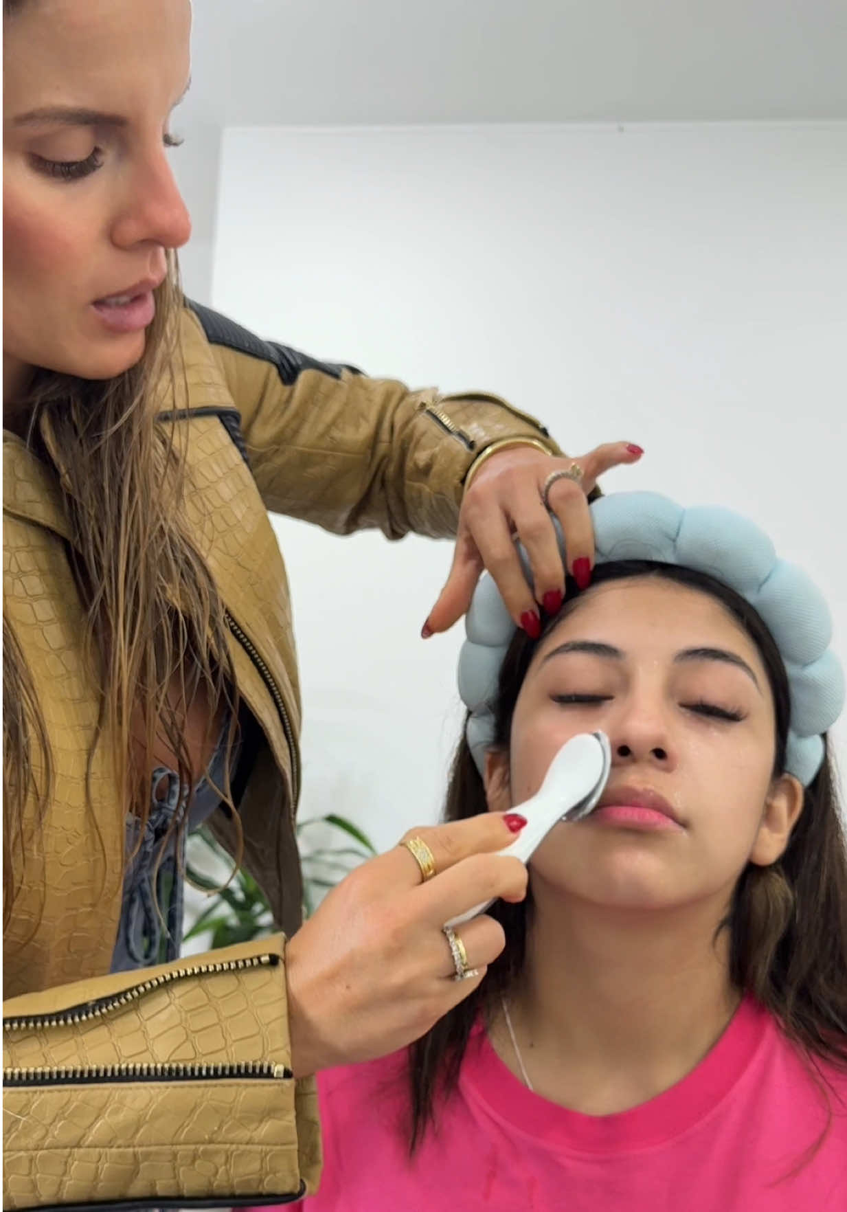 ✨ Este fue el kit que usamos en el skin care de Zully 💖 👉 Boost + LumiSpa La dupla perfecta para limpiar, hidratar y dejar la piel radiante desde el primer uso 😍 Y hoy está en SÚPER DESCUENTO SOLO POR HOY 🚨🔥 ¡Corre que nunca estuvo a este precio! 📲 Escríbenos al 907 024 160 #alejandrabaigorria #lumispa #zully #boost #superpromo 