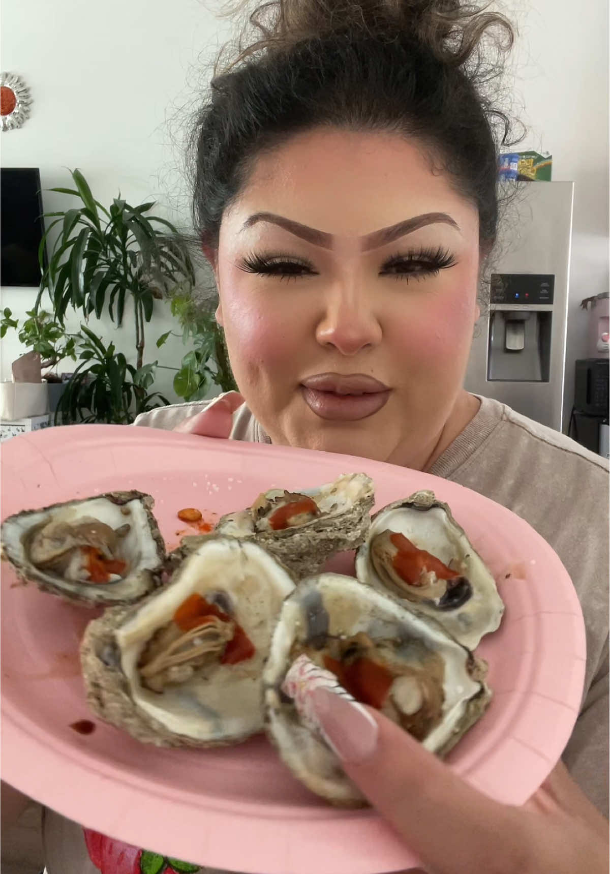 Having some oysters 🦪 #oysters #mukbangasmr #mukbang #asmr #ostiones 