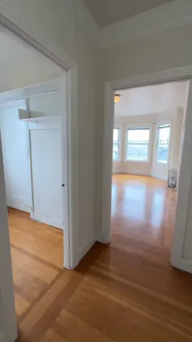 Large 1 BR with lots of storage😳 Text me through the site in my bio to schedule a tour!  This 1 BR is located in the Richmond District📍it’s priced at $3,395 & it includes water, garbage & heat!  Top floor corner unit Laundry in building  Street Parking  #sanfrancisco #sanfranciscoapartments #bayarea #apartmenttour 