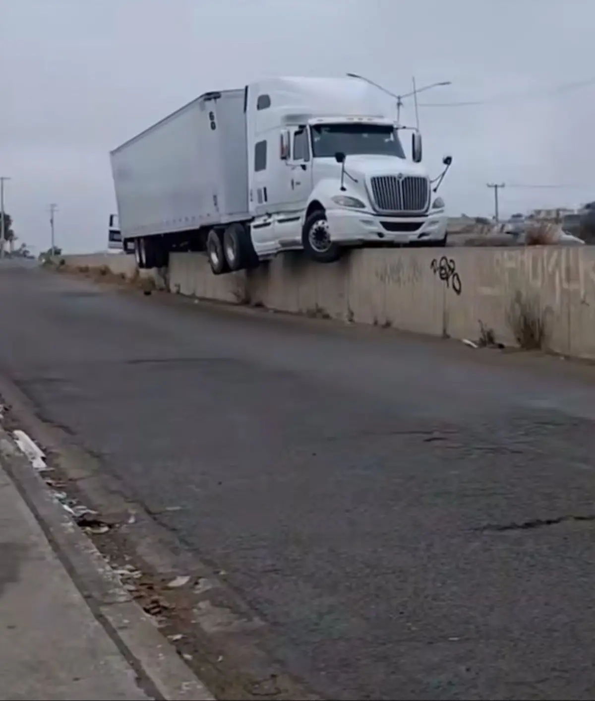 No one was hurt in this situation #fyp #paratii #trending #truckersoftiktok #peterbilt 