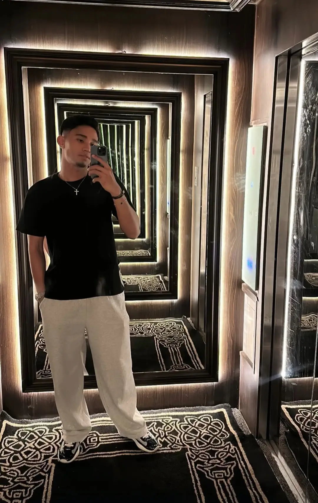 kumpulan foto miror si ganteng 🫶❤️😍💪🇮🇩#marselinoferdinan #timnasindonesia #mirorselfie #lewatberanda #fyp 