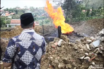 TAJ YASIN MAIMOEN SERAHKAN BANTUAN RP 180 JUTA UNTUK DAMPAK SUMUR MELEDAK DI BLORA Pemerintah Provinsi Jawa Tengah menegaskan komitmennya mendampingi korban kebakaran sumur minyak di Desa Gandu, Kecamatan Bogorejo, Kabupaten Blora. Pada kunjungan Jumat 21 Agustus 2025, Wakil Gubernur Taj Yasin bersama jajaran menyerahkan bantuan simbolis dan meninjau dapur umum di Balai Desa Gandu. Data Badan Penanggulangan Bencana Daerah (BPBD) mencatat, tiga warga meninggal dunia akibat peristiwa tersebut: Tanek (88), Sureni (56), dan Wasini (50). Dua korban luka kritis, yakni Yeti (30) dan anaknya Abu Dhabi (1,9), dirujuk ke RS Dr. Sardjito Yogyakarta. Sementara jumlah pengungsi mencapai 300 KK atau 750 jiwa. Wagub menegaskan penanganan korban menjadi prioritas utama. “Masyarakat berharap mendapat santunan. Itu sedang kami bahas, apakah melalui BPJS atau lembaga lain, agar ada kepastian,” ujarnya. Adapun bantuan yang sudah tersalurkan antara lain: BAZNAS: Rp40 juta (3 korban meninggal @ Rp10 juta, 2 korban luka @ Rp5 juta). Dinsos Jateng: Logistik dan peralatan senilai Rp53,4 juta. Dishanpan Jateng: Beras 2 ton senilai Rp25 juta. BPBD Jateng: Logistik sembako Rp37,4 juta. Dinkes Jateng: Obat-obatan senilai Rp25,6 juta. Terkait rumah warga yang rusak, Wagub memastikan pemerintah akan melakukan pendataan dan menyalurkan bantuan. “Tidak ada warga yang akan dibiarkan sendirian menghadapi musibah ini. Pemerintah hadir, baik untuk korban maupun pemulihan pascakejadian,” tegasnya. Dengan koordinasi pemerintah pusat, provinsi, kabupaten, hingga lembaga sosial, Taj Yasin memastikan penanganan berjalan menyeluruh. “Kami ingin memastikan masyarakat mendapat perhatian penuh, sekaligus menertibkan sumur-sumur agar musibah ini tidak terulang lagi,” tandasnya.  #jateng #jawatengah #foryoupage #fypindonesia #trendingvideo 
