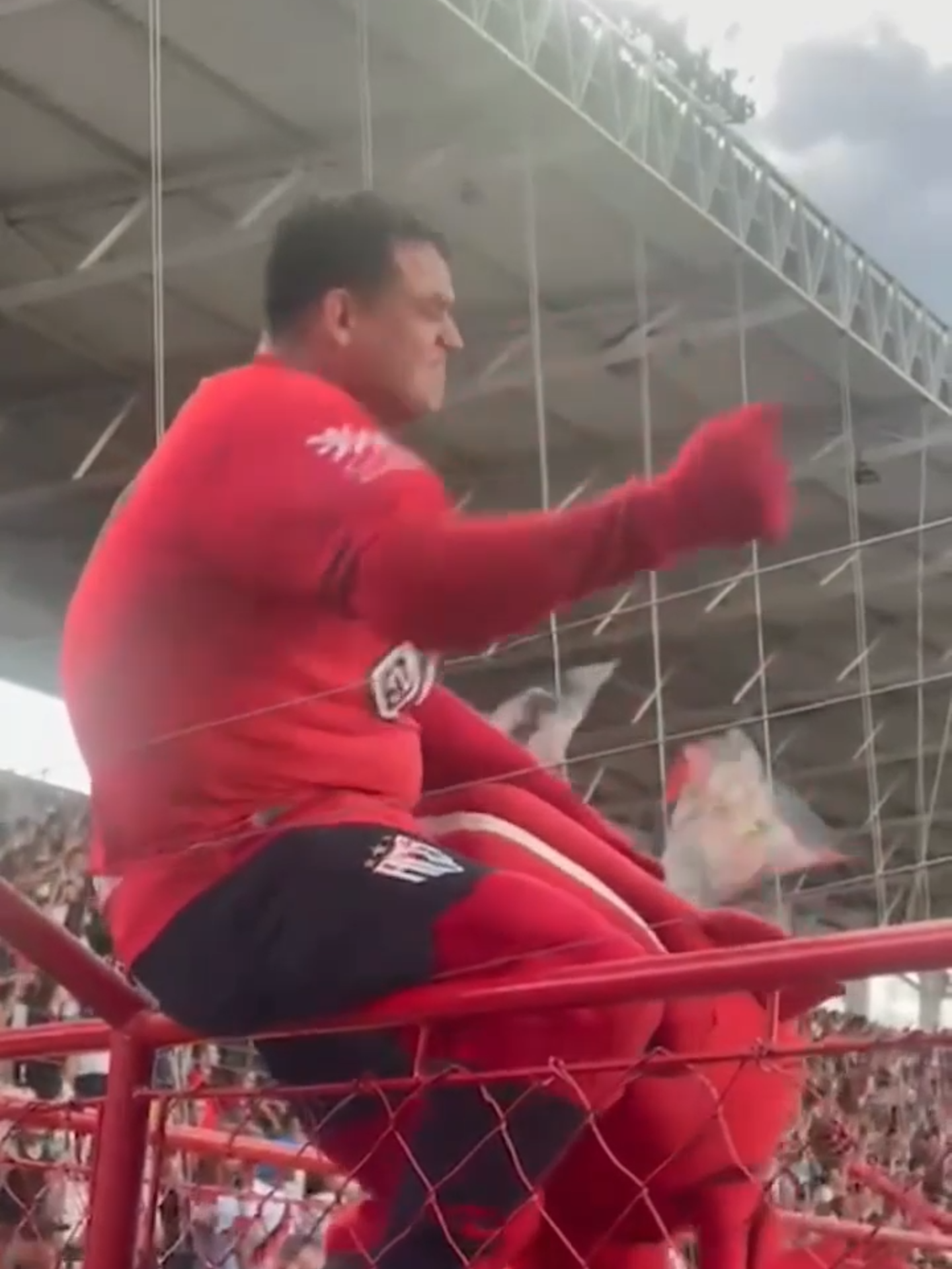 🏟️✨ A Emoção no Estádio do Castelo Dragão ✨🐉 A emoção no estádio do Castelo Dragão é algo que não dá para explicar, só sentir. 💖🔥 Cada grito da torcida ecoa como um hino de amor, cada bandeira tremulando carrega a história de gerações que nunca deixaram de acreditar. É mais que futebol, é família, é tradição, é o coração pulsando junto dentro de um mesmo sonho. ❤️⚽ No Castelo Dragão, cada jogo se torna uma nova página da nossa história, escrita com garra, suor e paixão. Aqui, o Atlético é mais do que um time. É a nossa vida, a nossa herança e o nosso maior orgulho. 🐉🔴⚫ Paulo Marcos Dragolino #CasteloDragão 🏟️ #DragãoDoCerrado 🔥 #AtléticoGoianiense ❤️🖤 #PaixãoRubroNegra #SomosDragão 🐉